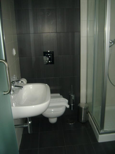 Shower, free toiletries, hair dryer, bidet