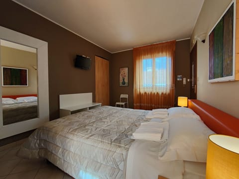 Double Room, 1 Queen Bed | Desk, laptop workspace, free WiFi, bed sheets