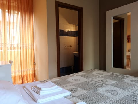 Double Room, 1 Queen Bed | Desk, laptop workspace, free WiFi, bed sheets