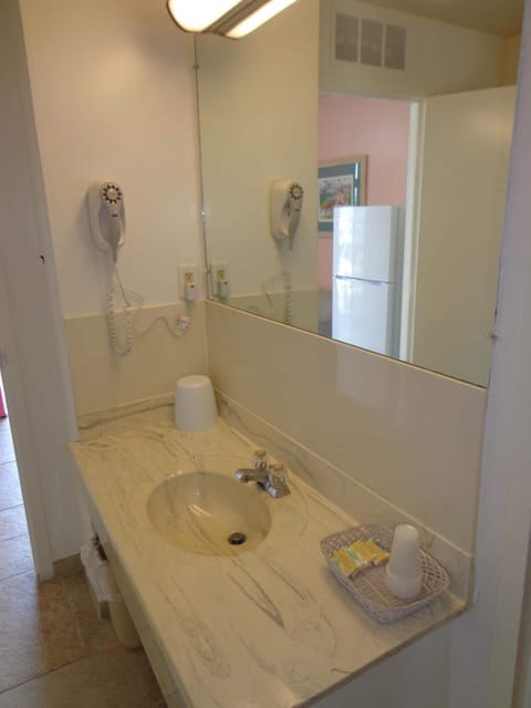 Combined shower/tub, hair dryer, towels