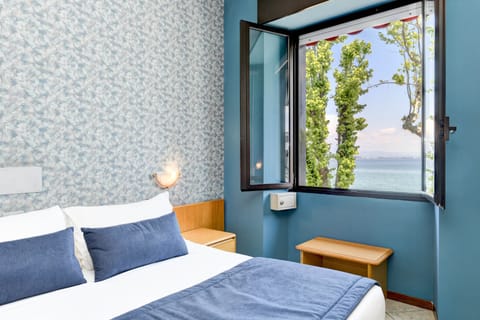 Classic Room, Lake View | Hypo-allergenic bedding, pillowtop beds, minibar, in-room safe