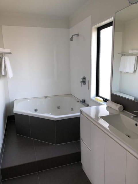 Studio (with Spa Bath) | Jetted tub