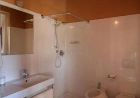 Standard Double or Twin Room, Non Smoking | Bathroom | Shower, free toiletries, hair dryer, bidet