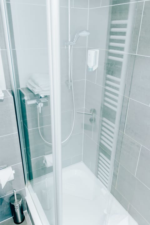 Combined shower/tub, hair dryer, towels