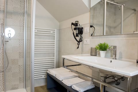 Standard Double Room | Bathroom | Shower, rainfall showerhead, bidet, towels