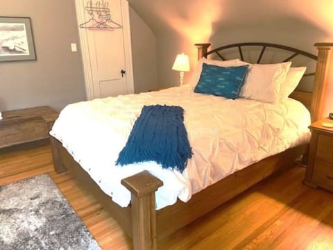 Deluxe Room, 1 Queen Bed | Premium bedding, down comforters, pillowtop beds, individually decorated