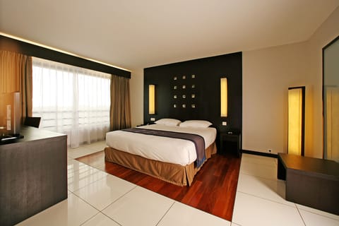 Junior Suite, 1 Bedroom, Street Side | Minibar, desk, blackout drapes, iron/ironing board