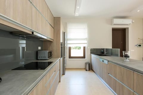 Full-size fridge, microwave, oven, stovetop