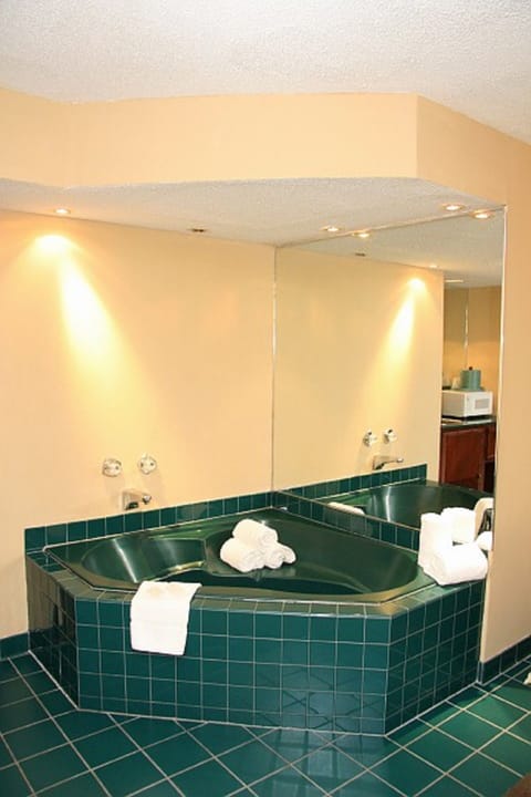 Room, 1 King Bed, Jetted Tub | Jetted tub