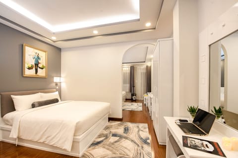 Suite, City View | Minibar, in-room safe, desk, rollaway beds