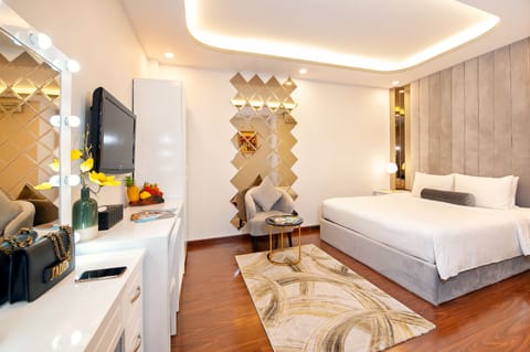 Premium Deluxe Room | Minibar, in-room safe, desk, rollaway beds