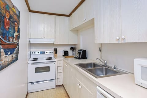 Mountain View Studio with a Kitchen | Private kitchen | Fridge, coffee/tea maker