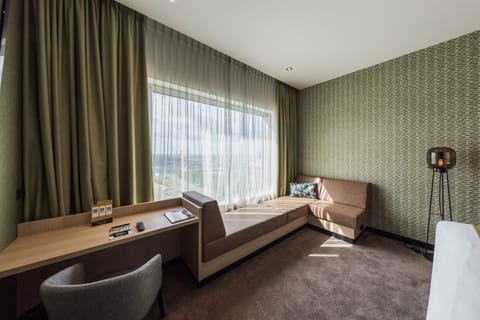 Executive Room, 1 King Bed | Hypo-allergenic bedding, in-room safe, desk, laptop workspace