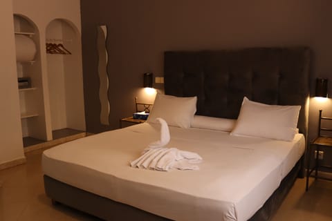 Suite | Egyptian cotton sheets, Tempur-Pedic beds, minibar, in-room safe