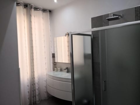 Double Room (Tortora) | Bathroom | Shower, free toiletries, hair dryer, bidet