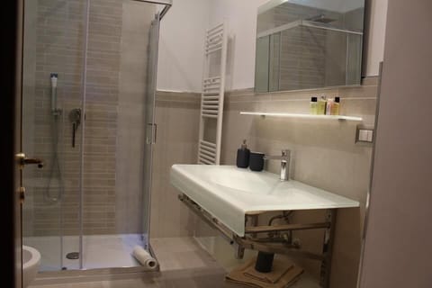 Double Room (Tortora) | Bathroom | Shower, free toiletries, hair dryer, bidet