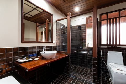 Oriental villa | Bathroom | Separate tub and shower, deep soaking tub, free toiletries, hair dryer