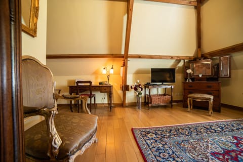 Suite | Minibar, blackout drapes, soundproofing, free WiFi