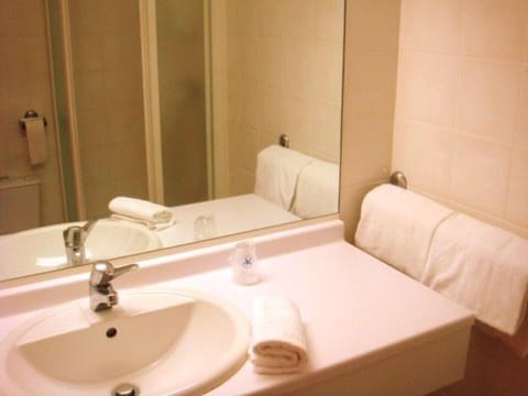 Standard Double Room | Bathroom sink