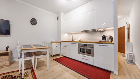 Apartment (Rybacka 10G/14) | Private kitchenette | Fridge, stovetop, electric kettle, cookware/dishes/utensils