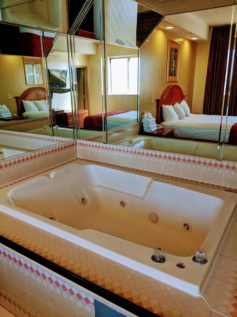 Standard Room, 1 Queen Bed, Jetted Tub | Private spa tub