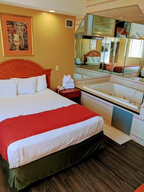 Standard Room, 1 Queen Bed, Jetted Tub | Desk, blackout drapes, free WiFi, bed sheets