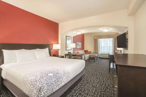 Deluxe Room, 1 King Bed, Non Smoking | Premium bedding, pillowtop beds, desk, blackout drapes