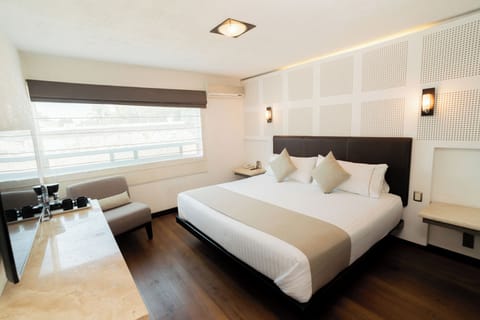 Standard Room, 1 King Bed | Down comforters, in-room safe, individually furnished, desk