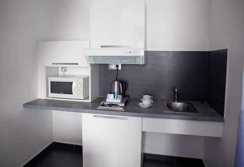 Basic Studio, 1 Queen Bed | Private kitchen | Mini-fridge, microwave, electric kettle