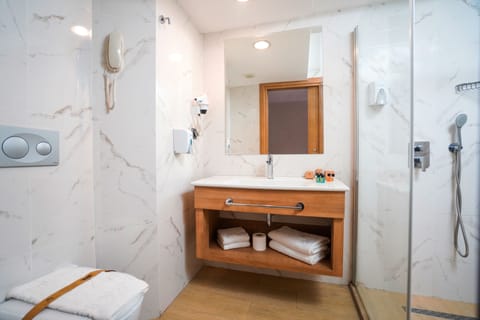 Superior Double or Twin Room, 1 Bedroom | Bathroom shower