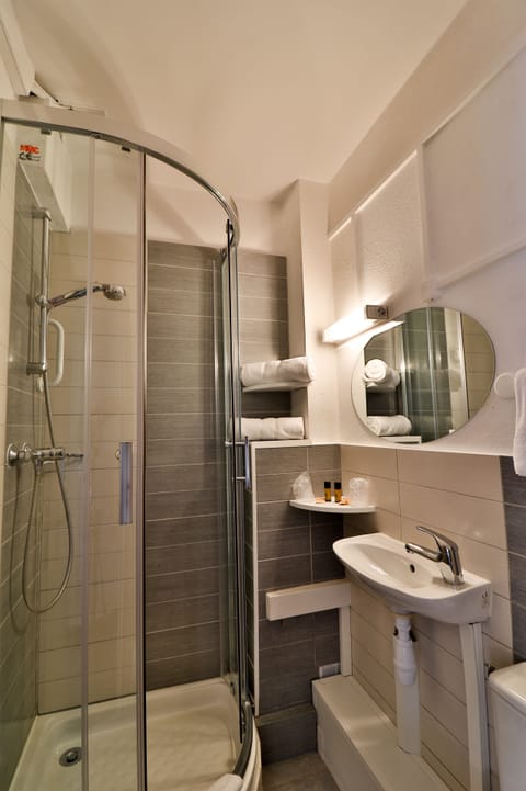 Classic Double Room, Balcony (Petite salle de bain) | Bathroom | Free toiletries, hair dryer, towels