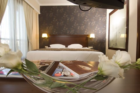 Junior Suite | Minibar, in-room safe, individually decorated, individually furnished