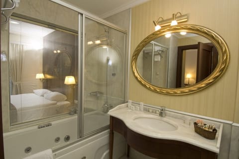 Junior Suite | Minibar, in-room safe, individually decorated, individually furnished