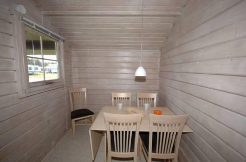 Standard Cottage, 2 Bedrooms, Shared Bathroom | In-room dining