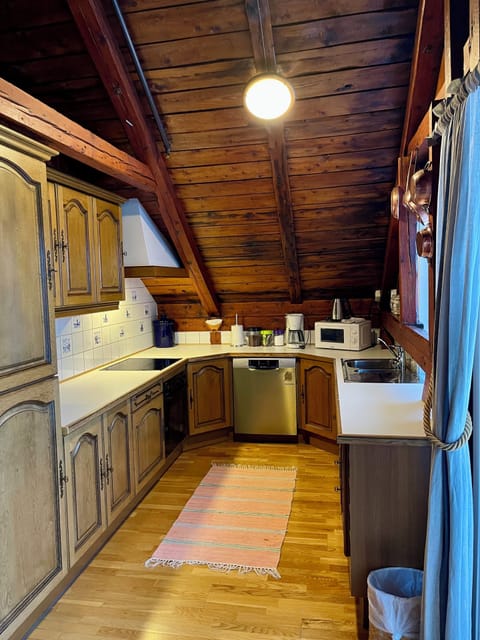 Stor Suite 211 | Private kitchen | Microwave, oven, stovetop, dishwasher