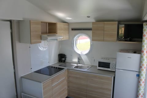 Mobile Home Premium 3 AC | Private kitchen | Fridge, microwave, coffee/tea maker, cookware/dishes/utensils