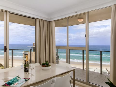 2 Bdrm Superior Beachfront Apt | In-room dining