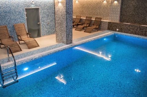 Indoor pool, sun loungers