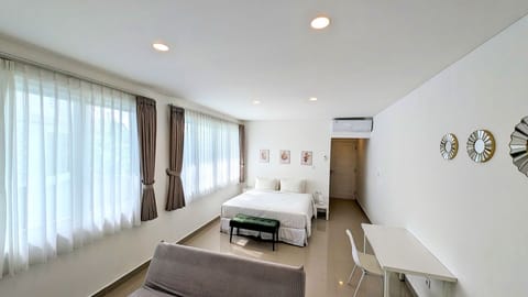 Premium Studio Suite | Premium bedding, pillowtop beds, in-room safe, blackout drapes