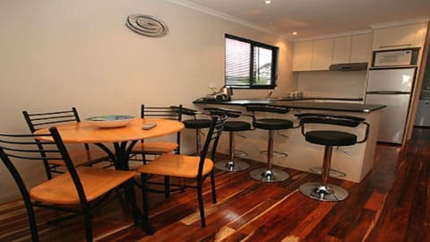 Apartment, 3 Bedrooms | In-room dining