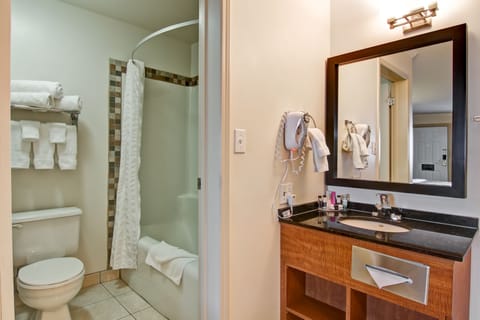 Combined shower/tub, hair dryer, towels