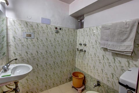 Deluxe Room | Bathroom | Shower, towels