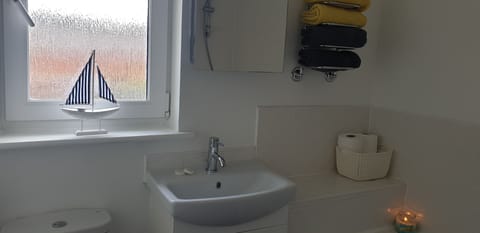 House, 3 bedrooms | Bathroom | Combined shower/tub, free toiletries, hair dryer, towels