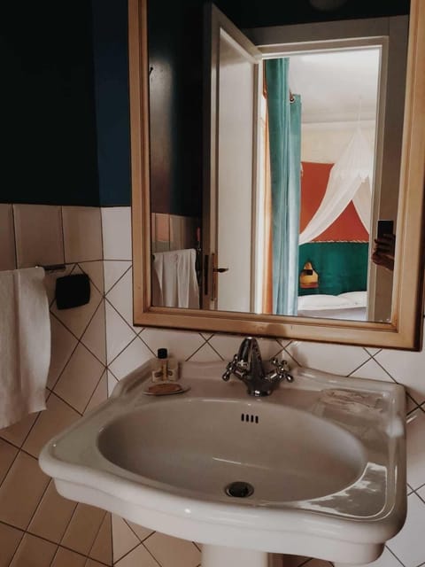 Suite (Visir) | Bathroom | Combined shower/tub, free toiletries, towels