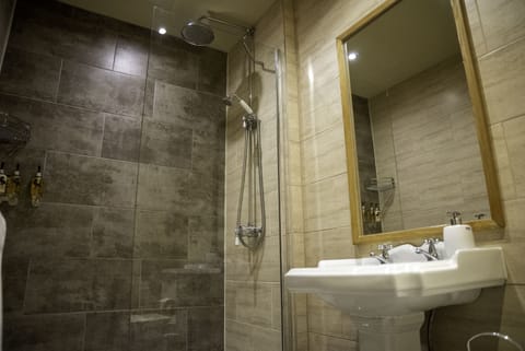 Classic Double Room, Ensuite | Bathroom