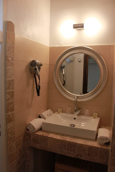 Comfort Double Room | Bathroom | Combined shower/tub, free toiletries, hair dryer, slippers