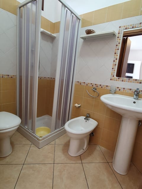 Double Room, 1 Queen Bed | Bathroom | Shower, rainfall showerhead, hair dryer, bidet