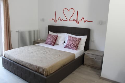 Hypo-allergenic bedding, minibar, in-room safe, desk