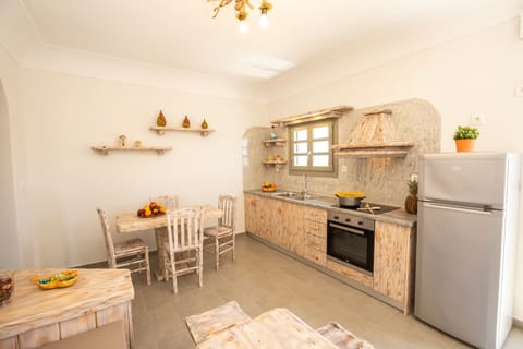 Villa | Private kitchen | Full-size fridge, oven, stovetop, coffee/tea maker