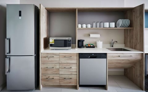 Full-size fridge, microwave, dishwasher, coffee/tea maker